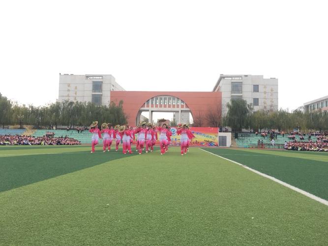 {“title”:“康川学校艺术文化交流活动 以文化人，以艺通心”,“content”:“## 康川学校艺术文化交流活动 以文化人，以艺通心\n\n近日，康川学校组织了一场别开生面的艺术文化交流活动，旨在丰富校园文化生活，拓宽学生艺术视野，促进多元文化的交融与理解。活动涵盖静态作品展览、动态舞台展演及互动体验工作坊三大板块，全校师生共同参与，气氛热烈。\n\n### 一、纸上生花 美术与书法作品展\n\n教学楼主展厅内，百余件学生作品错落有致。水彩画《暮色康川》用暖橙与淡紫晕染出校园黄昏的温柔；剪纸长卷《
